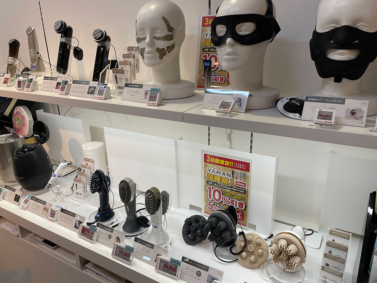 Shopping at electronics stores（BIC CAMERA）