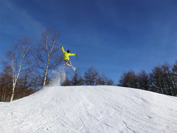 Play with snow at ski resorts in spring