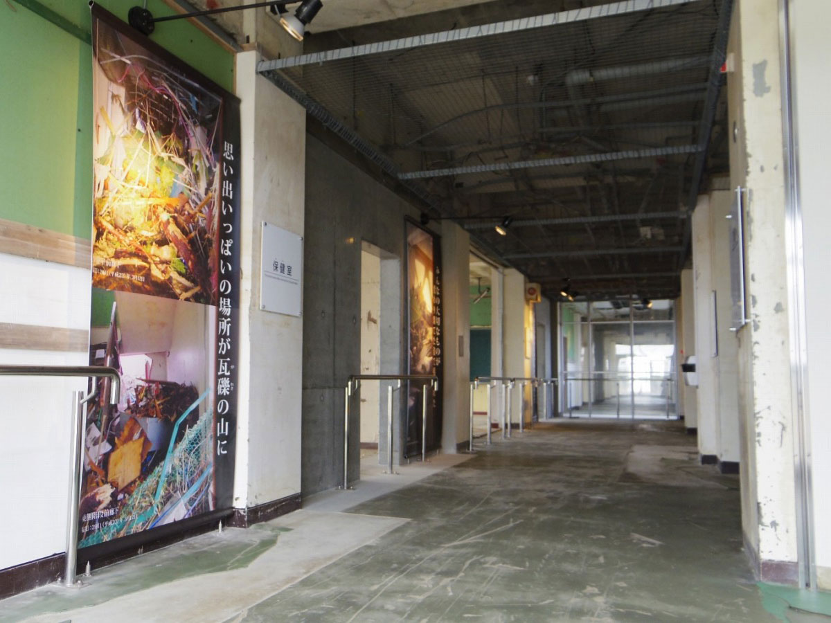 Ruins of the Great<br>
            East Japan Earthquake:
            <br>
            Sendai Arahama Elementary
            <br>
            School_2